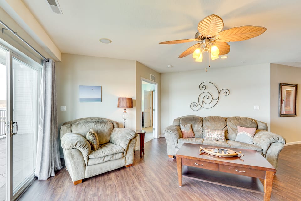 5th Fl Lakefront Condo: Elevator, Pool, Boat Slip! Apartment in Osage Beach