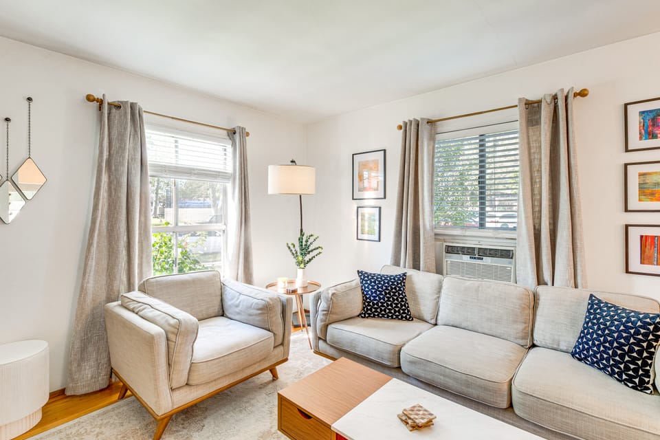 2 Mi to Griffith Park: Chic Home w/ Private Patio House in Burbank