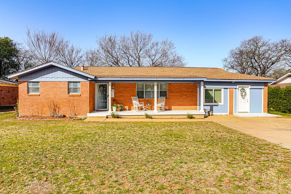 Patio & Fenced Yard: Newly Renovated Hurst Home! House in Hurst