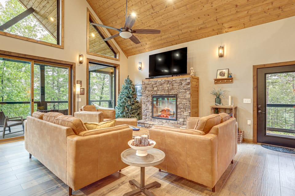 Lake Views & Golf Access at Secluded Drasco Lodge House in Greers Ferry Lake