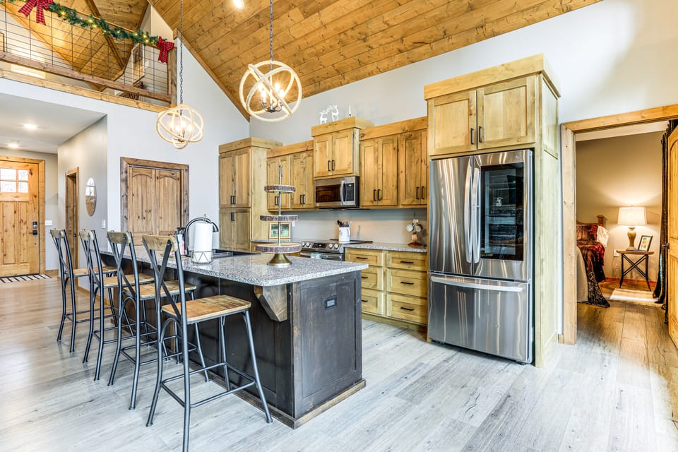 Lake Views & Golf Access at Secluded Drasco Lodge House in Greers Ferry Lake