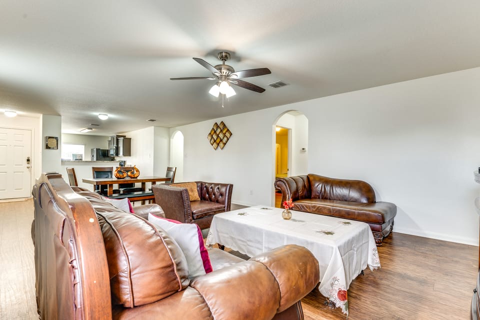 13 Mi to Lackland AFB: San Antonio Home! House in San Antonio