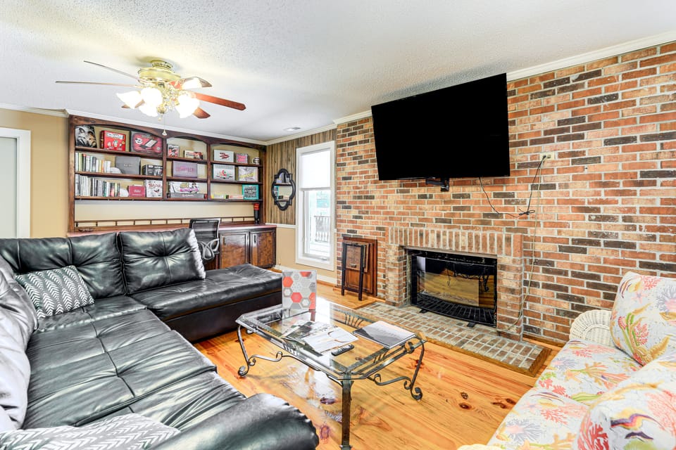Boat Dock & Ramp: Canal-Front Home! Apartment in North Carolina