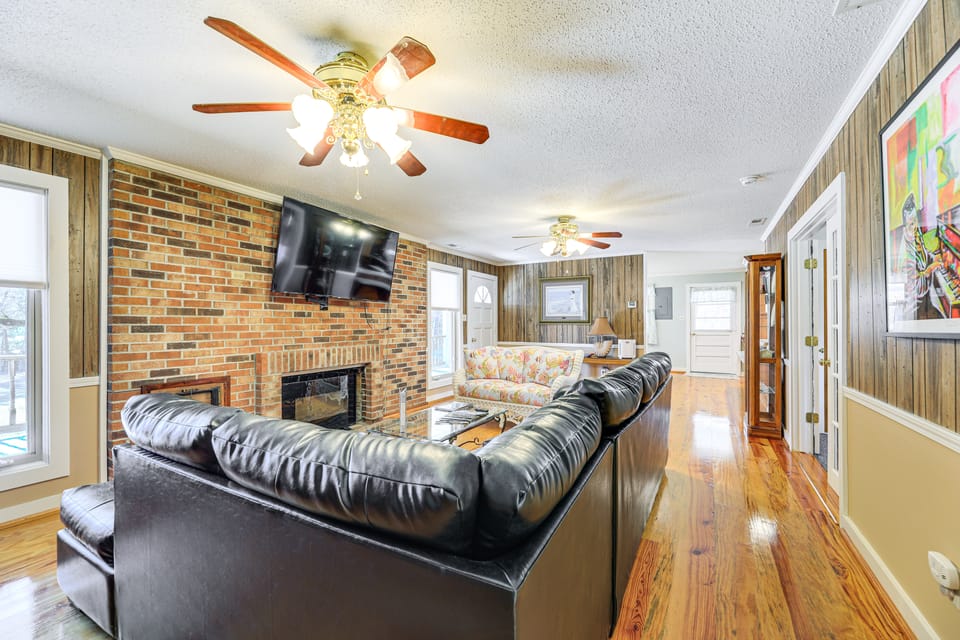 Boat Dock & Ramp: Canal-Front Home! Apartment in North Carolina