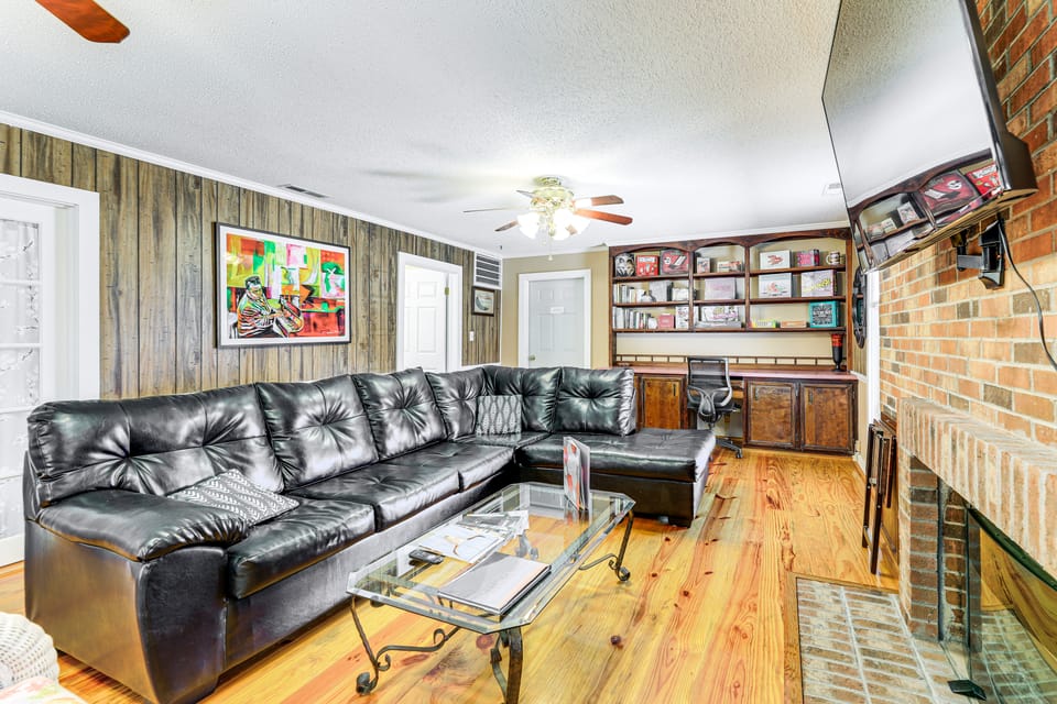 Boat Dock & Ramp: Canal-Front Home! Apartment in North Carolina
