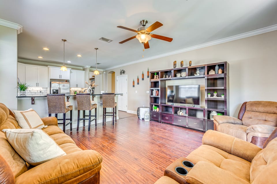 8 Mi to Beach: Home in Mary Esther House in Alabama