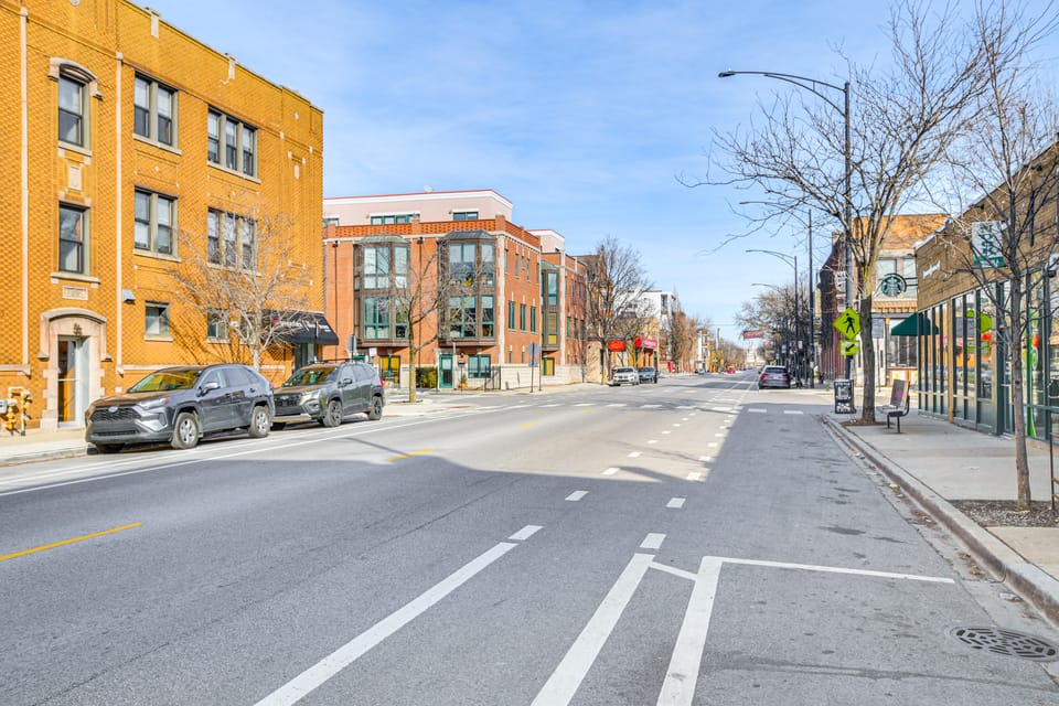 Walk to Blue Line: Sleek Apartment in Bucktown! Apartment in Bucktown
