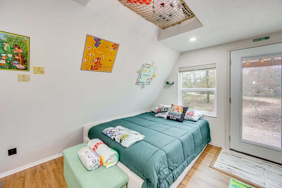 7 Mi to Tyler State Park: 'A-Game' Cabin Apartment in Texas