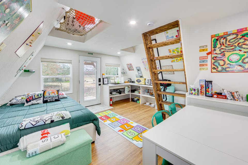7 Mi to Tyler State Park: 'A-Game' Cabin Apartment in Texas