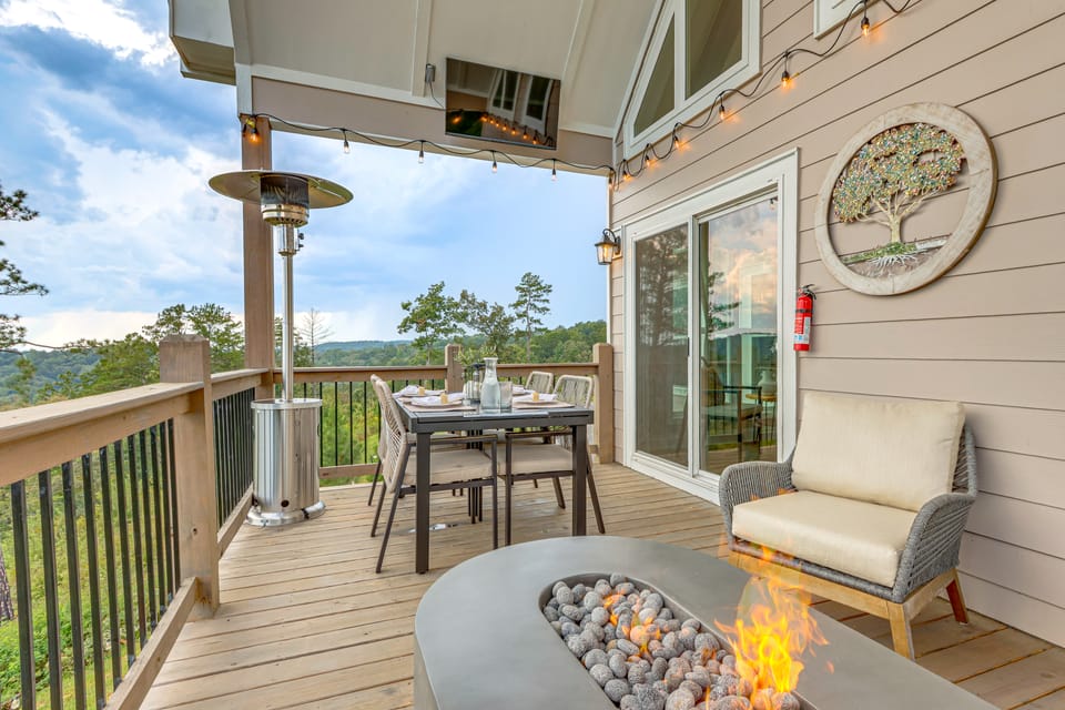 Luxury Cabin, Mountain Views, Hot Tub, EV Charger House in Georgia