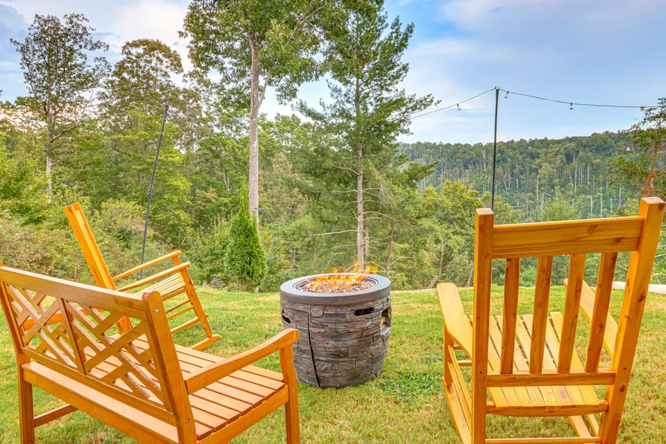 Luxury Cabin, Mountain Views, Hot Tub, EV Charger House in Georgia