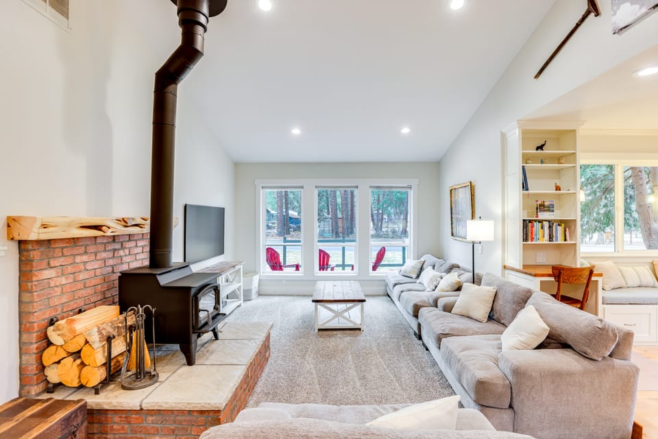 3 Mi to Old Mill District: Family Retreat w/ Yard House in Deschutes River Woods