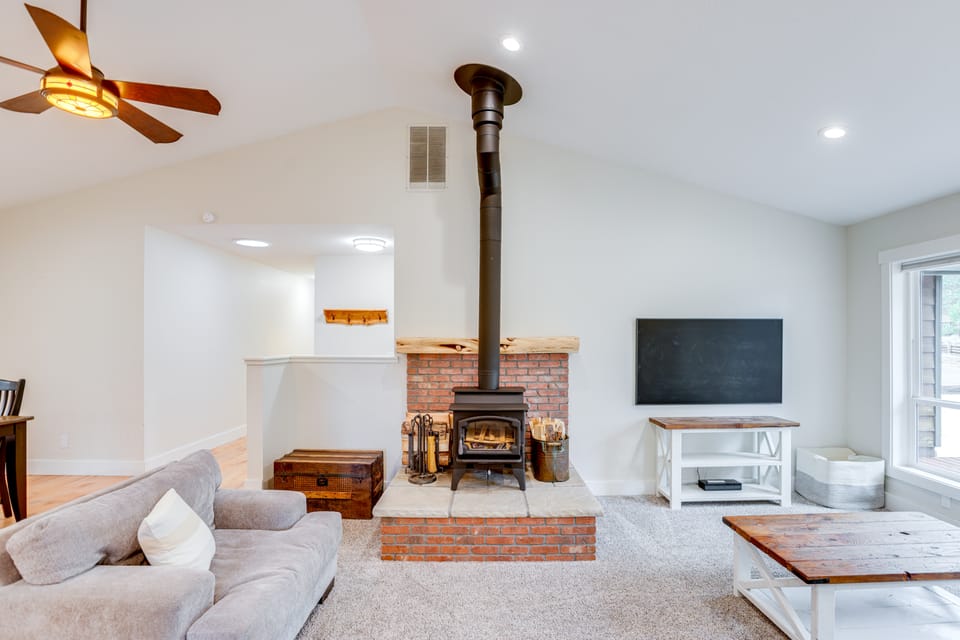 3 Mi to Old Mill District: Family Retreat w/ Yard House in Deschutes River Woods