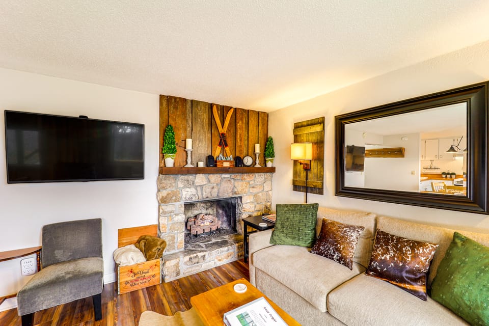 Hike, Sip & Stay Awhile! Sugar Mountain Getaway Apartment in Sugar Mountain