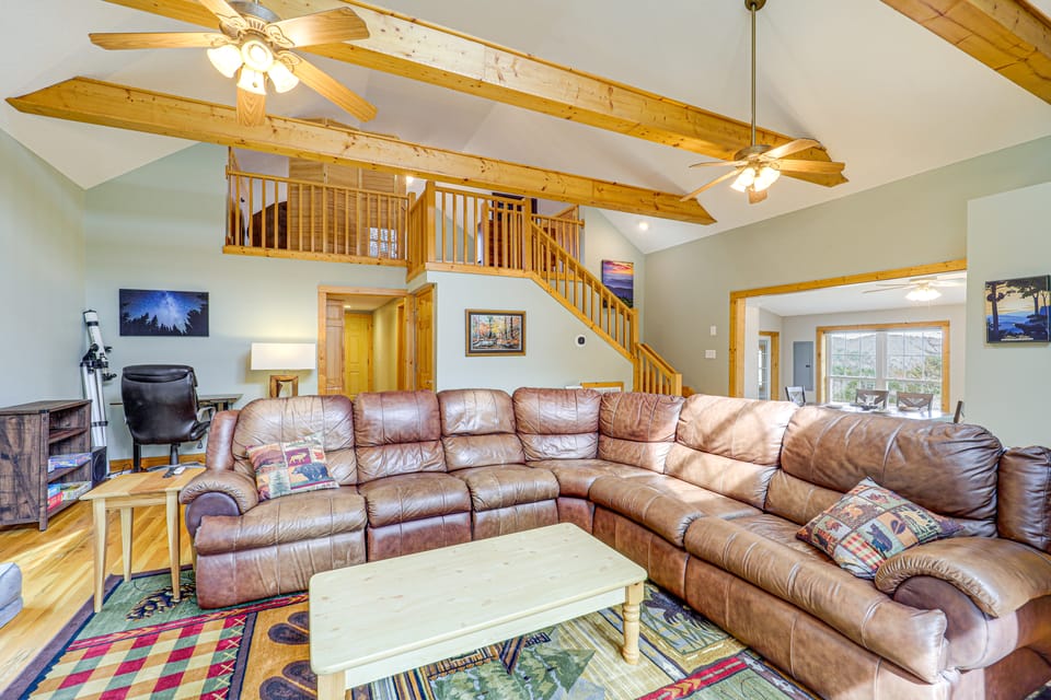 Dog Friendly Mountain View Retreat w/ Hot Tub House in North Carolina