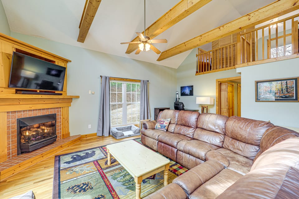 Dog Friendly Mountain View Retreat w/ Hot Tub House in North Carolina