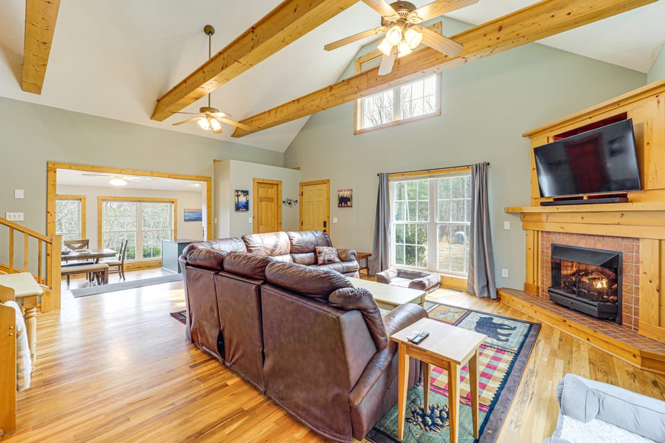 Dog Friendly Mountain View Retreat w/ Hot Tub House in North Carolina