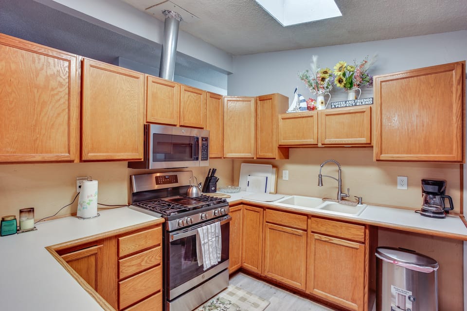 6 Mi to Lake Meridian Park: Auburn Home w/ Yard House in King County