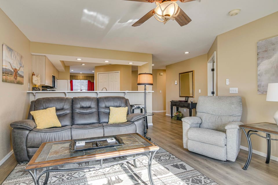 On Thousand Hills Golf Course: Condo w/ Sunroom Apartment in Branson