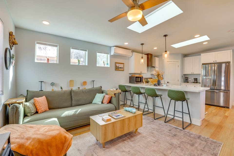 4 Mi to Dtwn PHX: Couples Escape w/ Shared Patio Apartment in Phoenix
