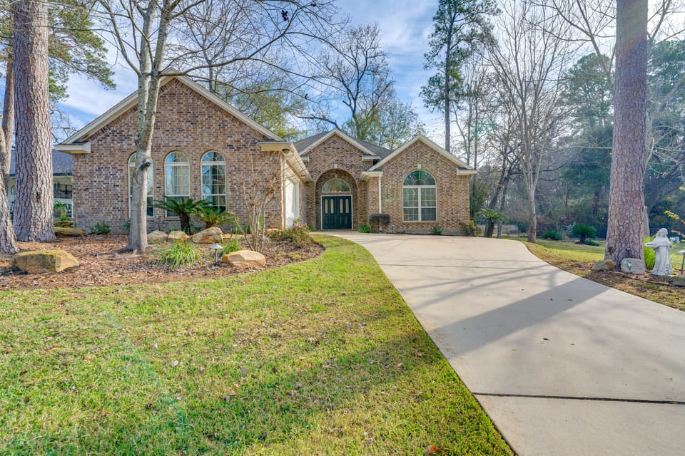 Spacious & Modern Home in Montgomery w/ Deck! House in Lake Conroe