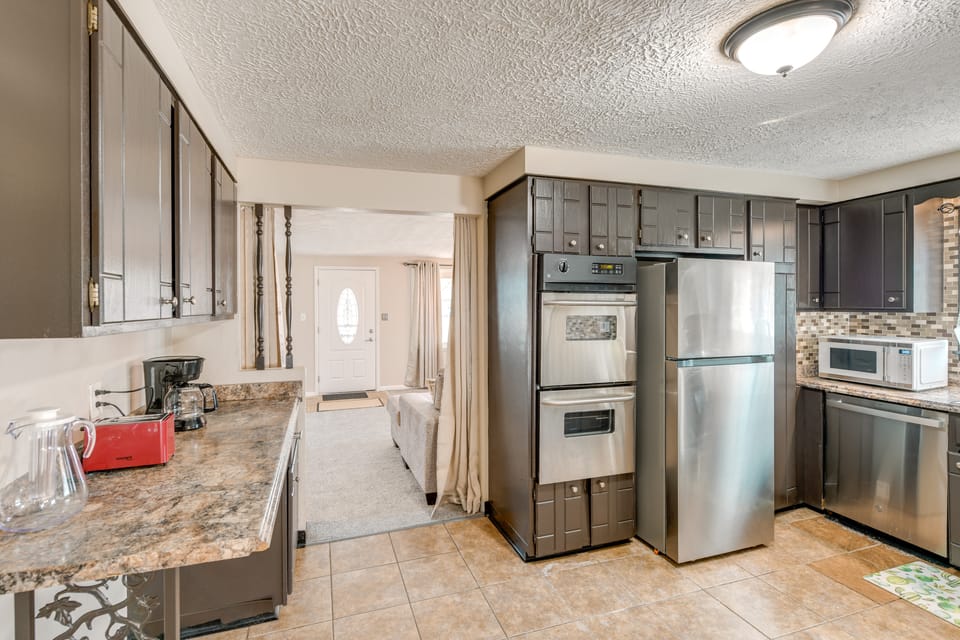 9 Mi to Dtwn Buffalo: Family Escape w/ Fenced Yard House in Cheektowaga