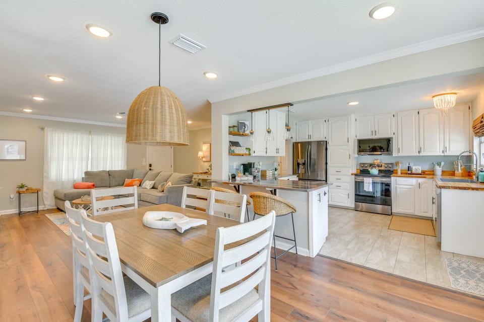 2 Mi to Shore: Modern Retreat in Fort Walton Beach House in Wright