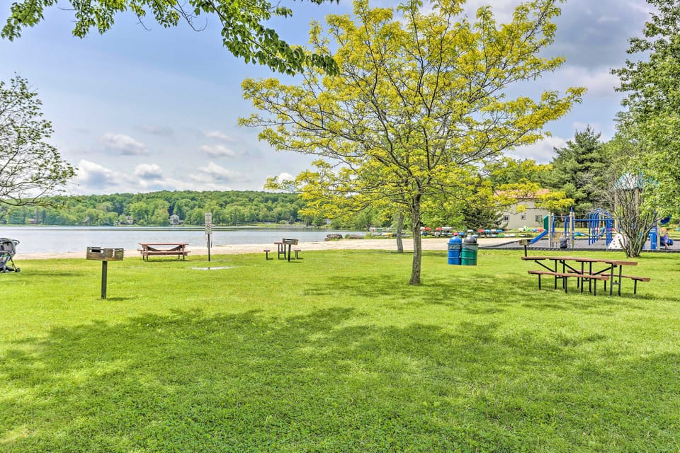 Family Home in Arrowhead Lake w/ Fire Pit! House in Coolbaugh Township