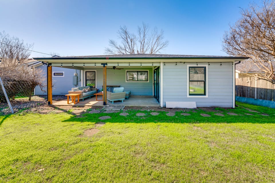 Stylish Irving Retreat w/ Private Patio House in Irving