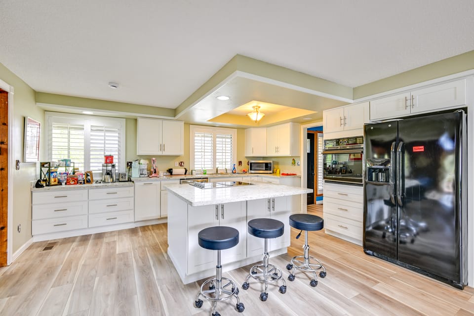 9 Mi to Spanaway Park: Home w/ Indoor Hot Tub House in Washington