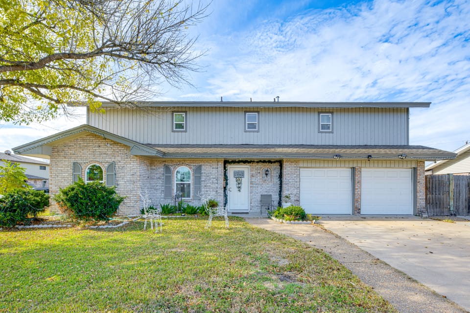 9 Mi to Dtwn: Spacious Retreat in Corpus Christi! House in Nueces County