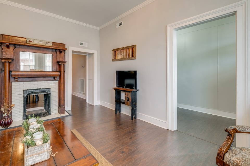 Updated & Charming! Home Near Douthat State Park House in Clifton Forge
