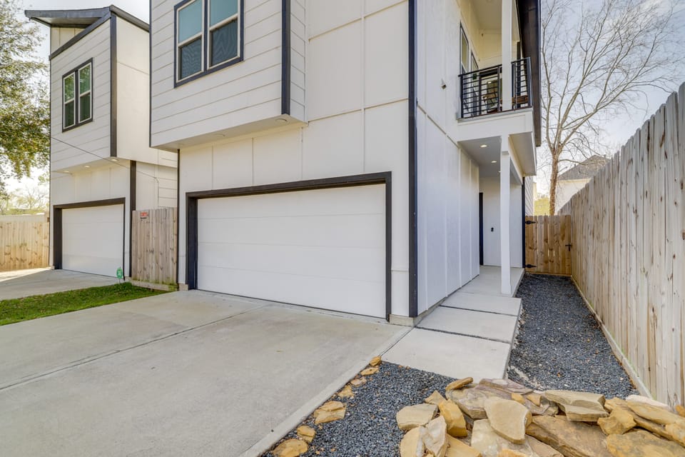 Sleek Home w/ Screened Patio & Yard in Houston! House in Houston