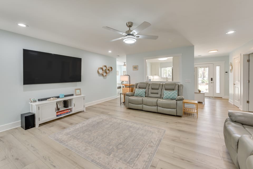 5 Mi to Dtwn Beaufort: Home w/ Screened-In Patio House in Port Royal