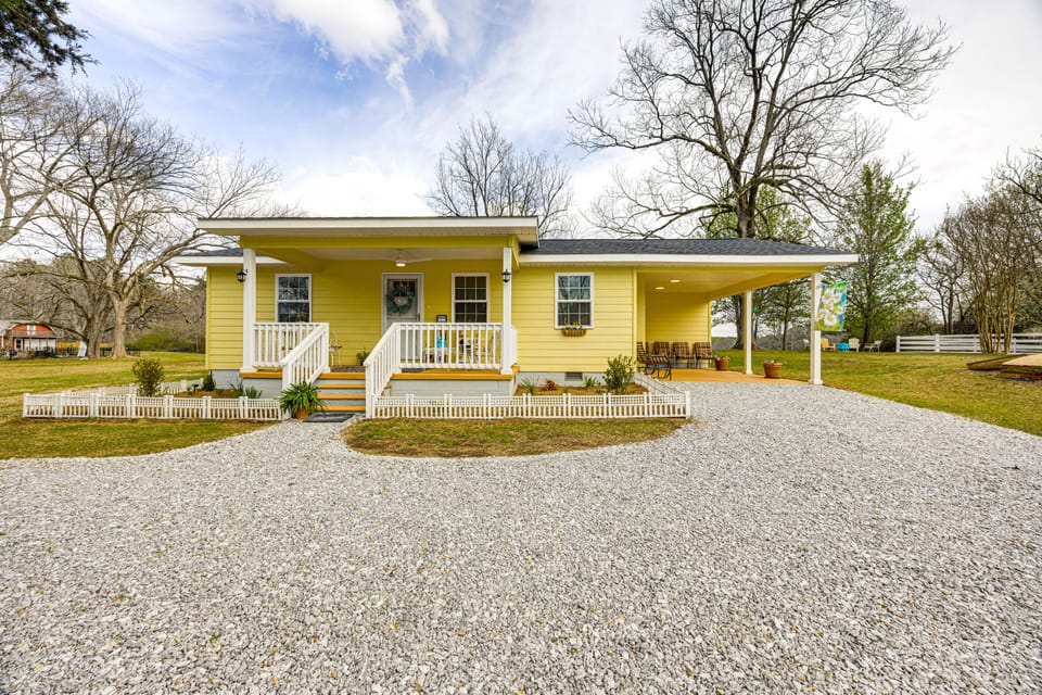 Yellow Home in Lineville on 2 Acres w/ Pool Access House in Alabama