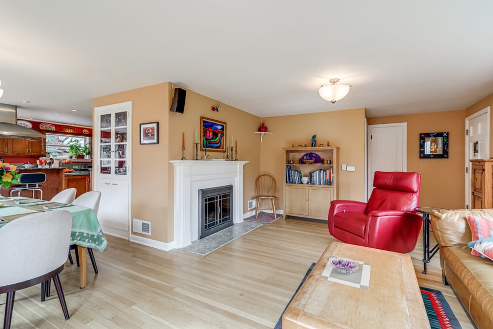 6 Mi to Dtwn Seattle: Walkable Home w/ Hot Tub House in Ballard