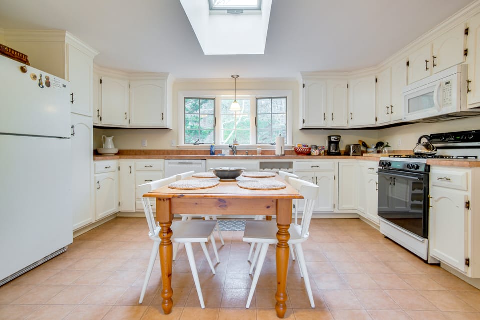 Mashpee River Adventures! Serene Family Retreat House in Mashpee