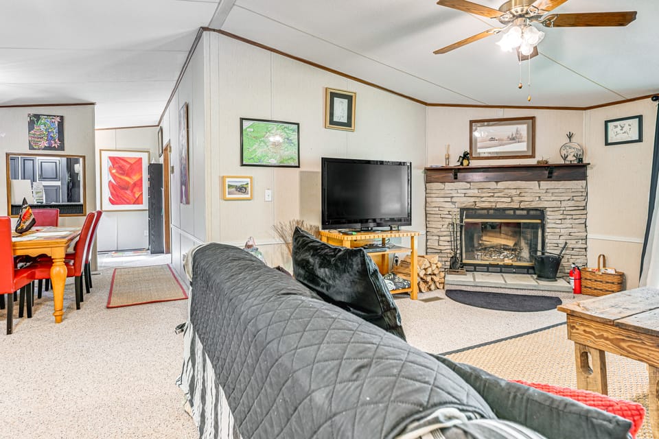 Fire Pit & Decks: Creekside Cabin in Robbinsville House in Stecoah