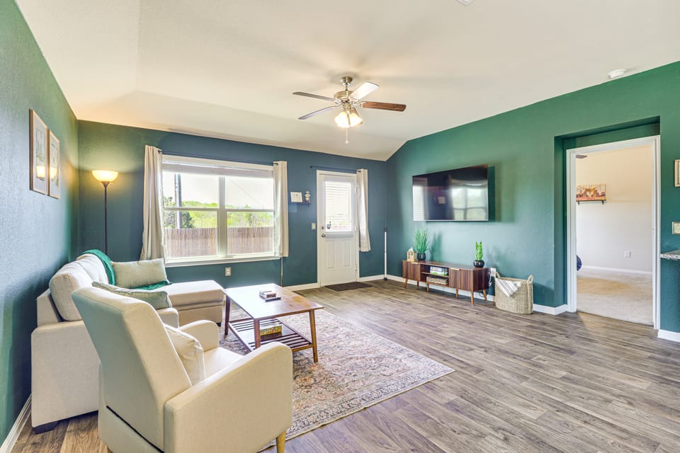 Shop, Dine & Unwind: Pet-Friendly Home in Austin! House in Austin