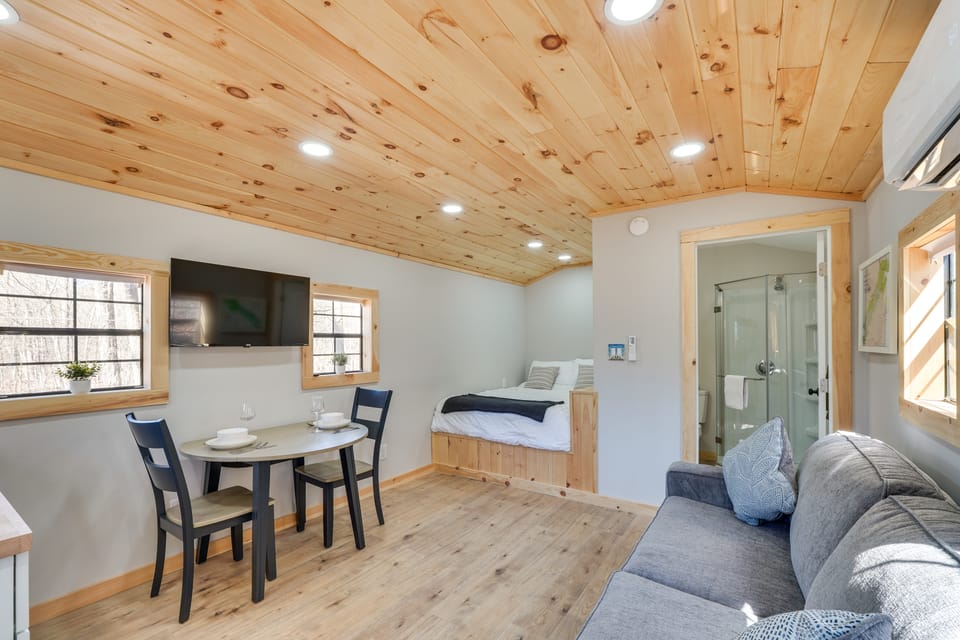 Close to Trails: Studio w/ Water Views Apartment in Mamakating