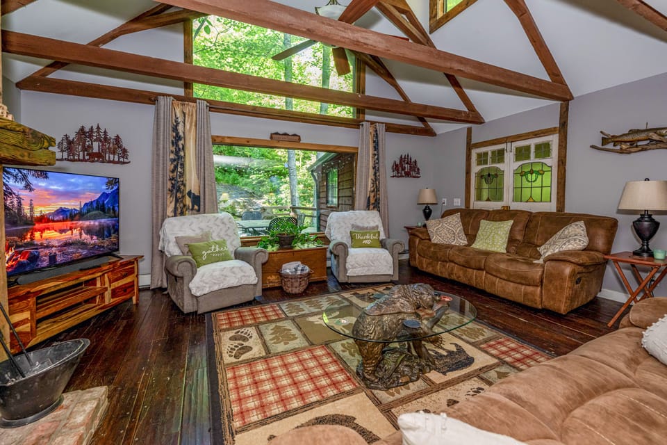 'Bearadise' Cabin w/ Hot Tub at Hidden Gem Falls! House in Tennessee