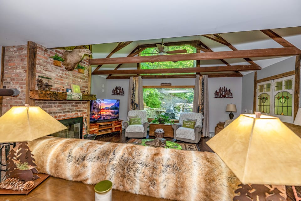 'Bearadise' Cabin w/ Hot Tub at Hidden Gem Falls! House in Tennessee
