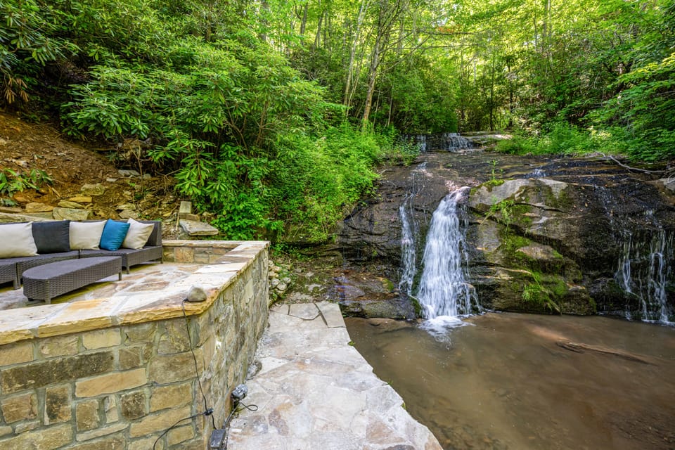 'Bearadise' Cabin w/ Hot Tub at Hidden Gem Falls! House in Tennessee