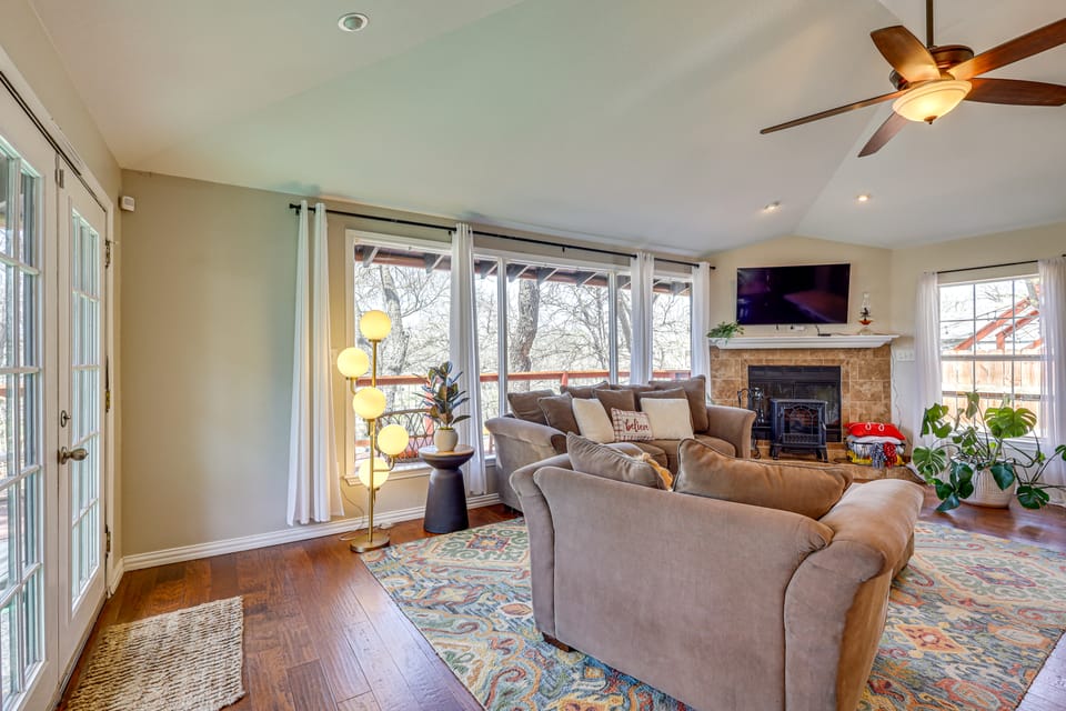 Creekside Cottage w/ Deck & Hot Tub in Belton House in Belton