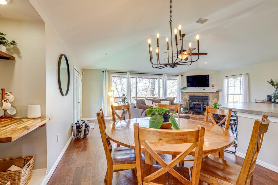 Creekside Cottage w/ Deck & Hot Tub in Belton House in Belton
