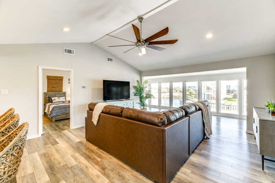 Waterfront Home w/ Deck & Pool in City-by-the-Sea House in Aransas Pass