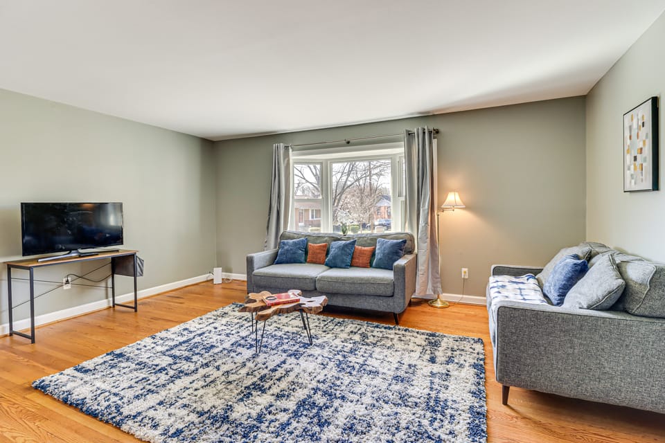 4 Mi to Northwest Stadium: Inviting Home! House in Prince Georges County