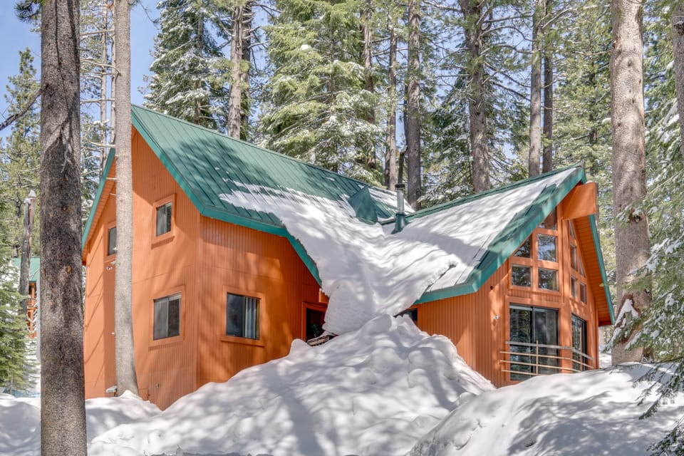 Ski, Hike & Fish: Cabin w/ Deck in Soda Springs! House in Sierra Nevada