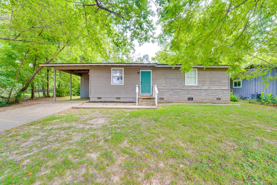 4 Mi to Dtwn: Dog-Friendly Fayetteville Home House in Fayetteville