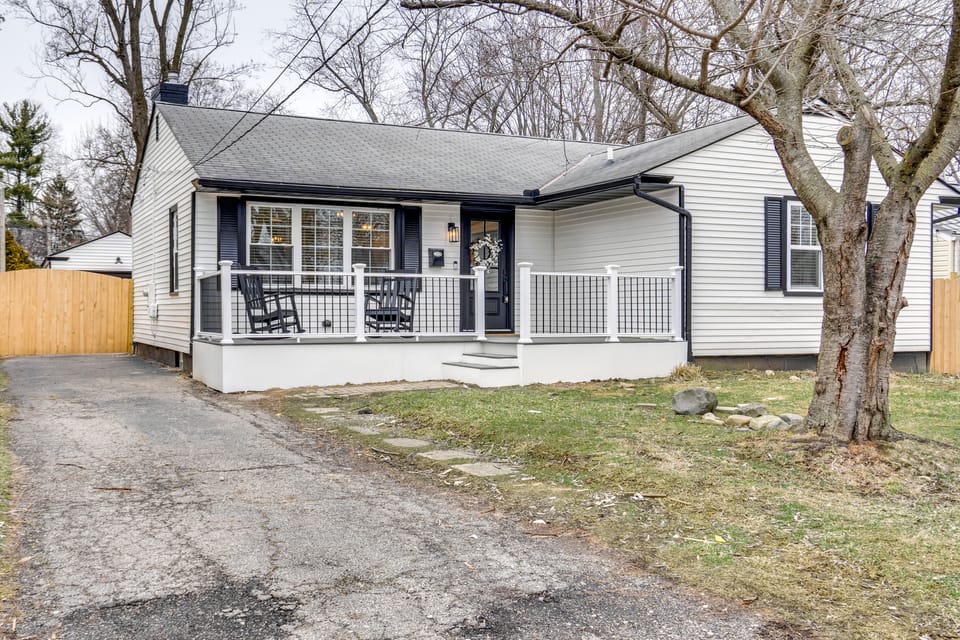 Screened Patio & Fire Pit: Modern Westerville Home House in Westerville
